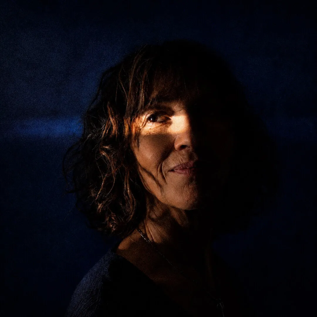 Portrait d'Agnès Alberola en clair-obscur