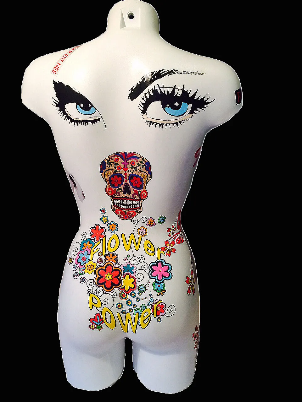 Dos d'un buste-mannequin blanc avec grands yeux bleus et crâne mexicain fleuri