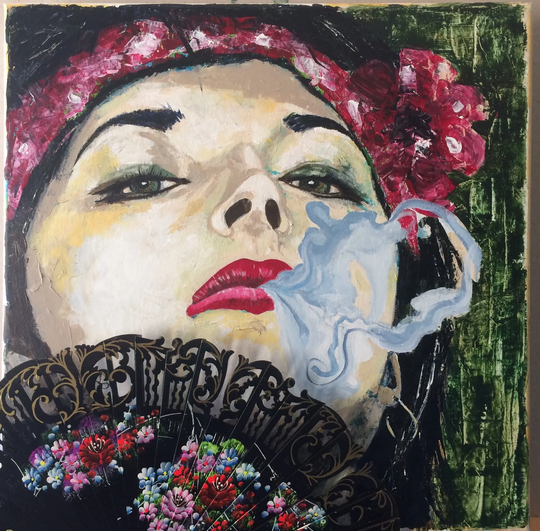 Portrait acrylique d'une femme à la fleur dans les cheveux, fumée et éventail noir fleuri