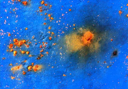Macro-photographie abstraite bleu vif constellée de rouille
