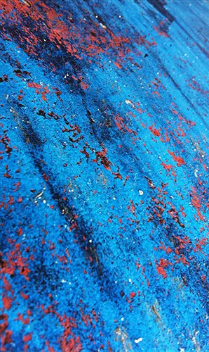 Macro-photographie abstraite d'une coque bleu cobalt mouchetée de rouille