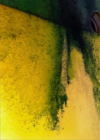 Macro-photographie abstraite jaune moutarde à anneau de rouille