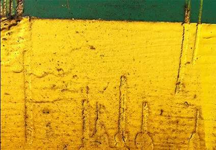 Macro-photographie abstraite jaune ocre à bande verte