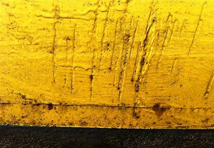 Macro-photographie abstraite d'une surface jaune d'or striée