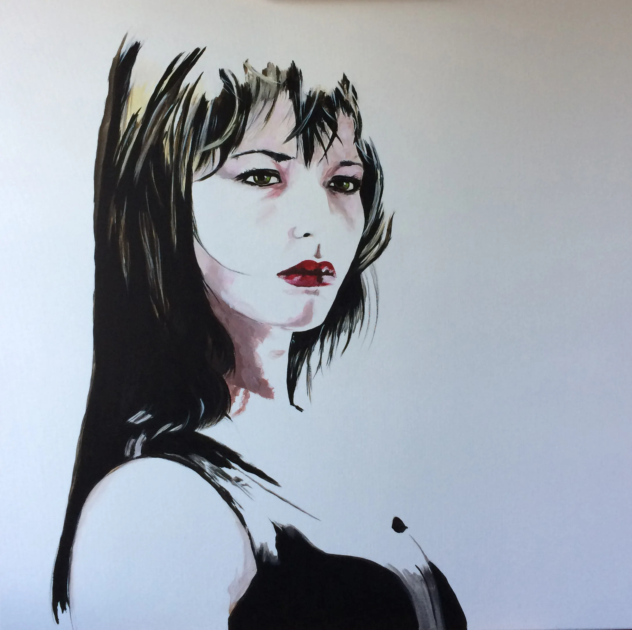 Portrait acrylique d'une femme aux cheveux noirs et lèvres rouge sombre sur fond blanc