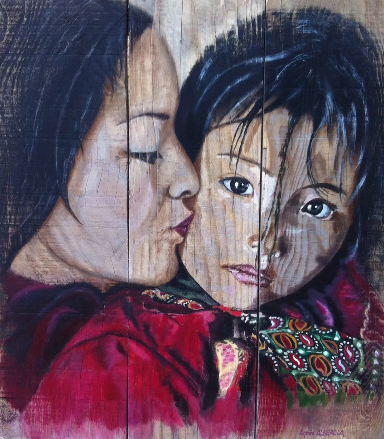 Mère embrassant un enfant, étoffe rouge sur bois brut