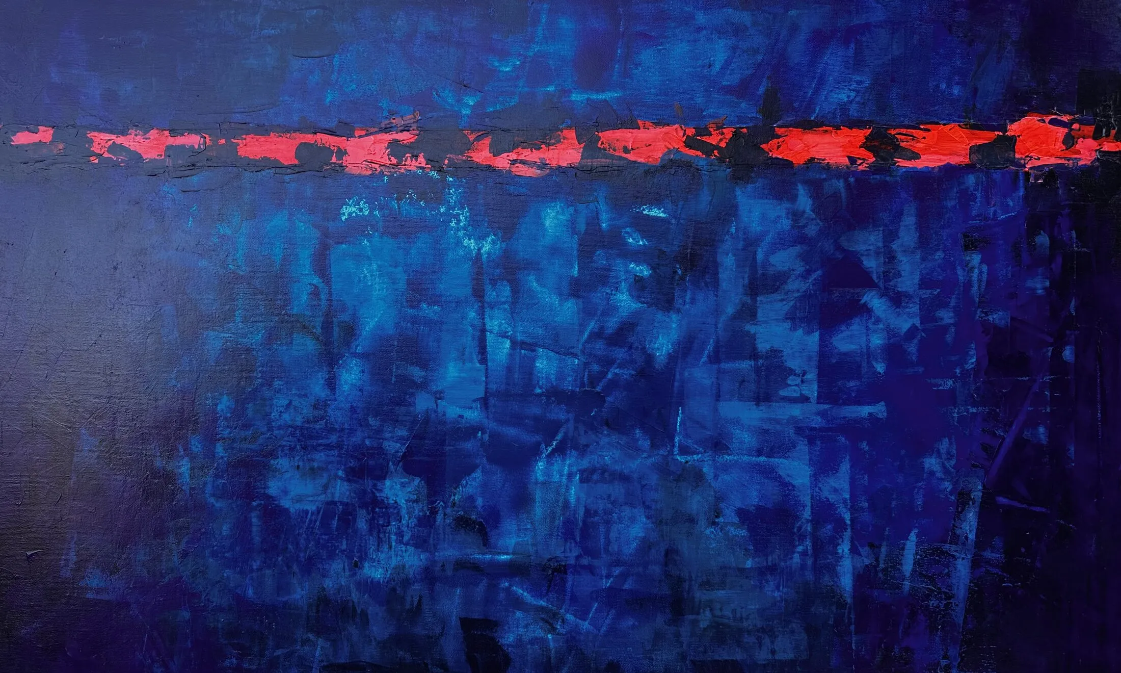Toile abstraite bleu roi traversée par une ligne de tirets rouge corail irrégulière
