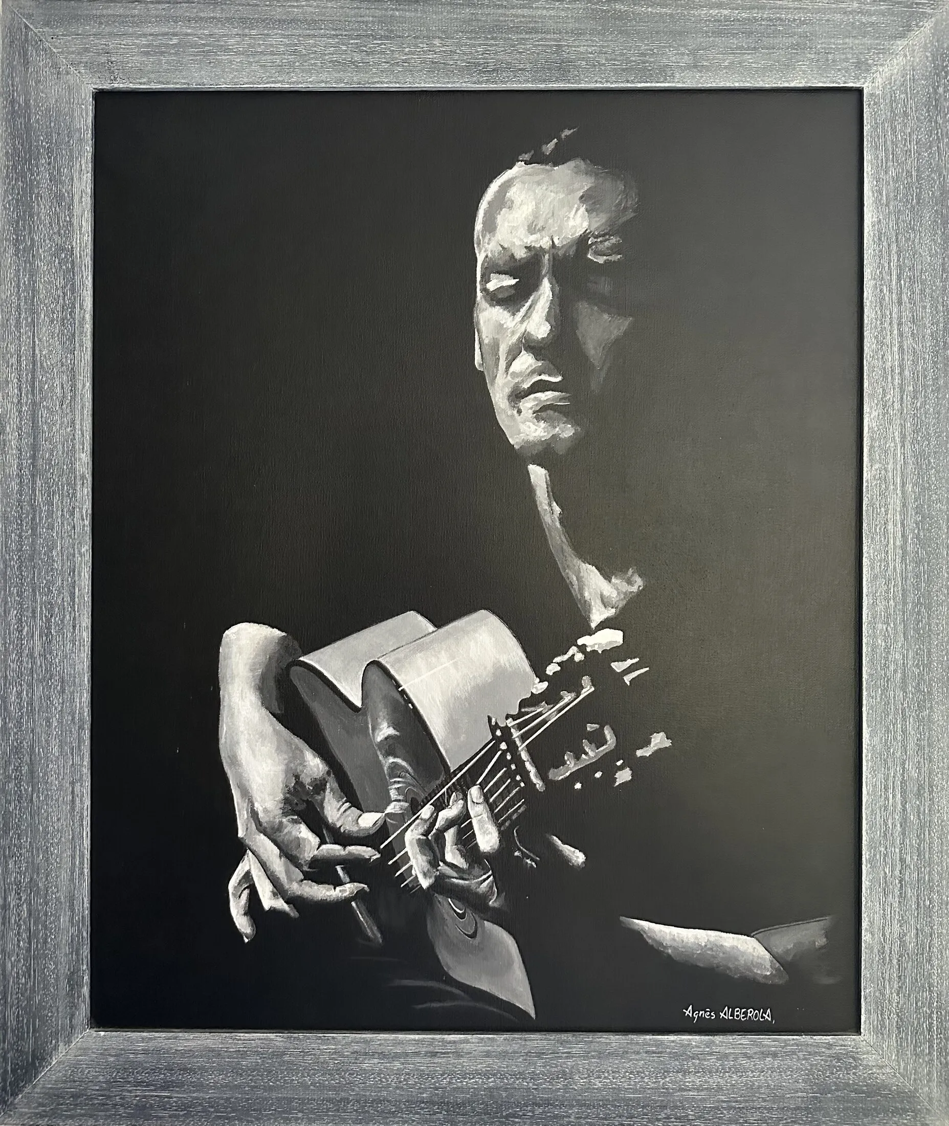 Peinture noir et blanc d'un guitariste flamenco yeux clos émergeant de l'obscurité