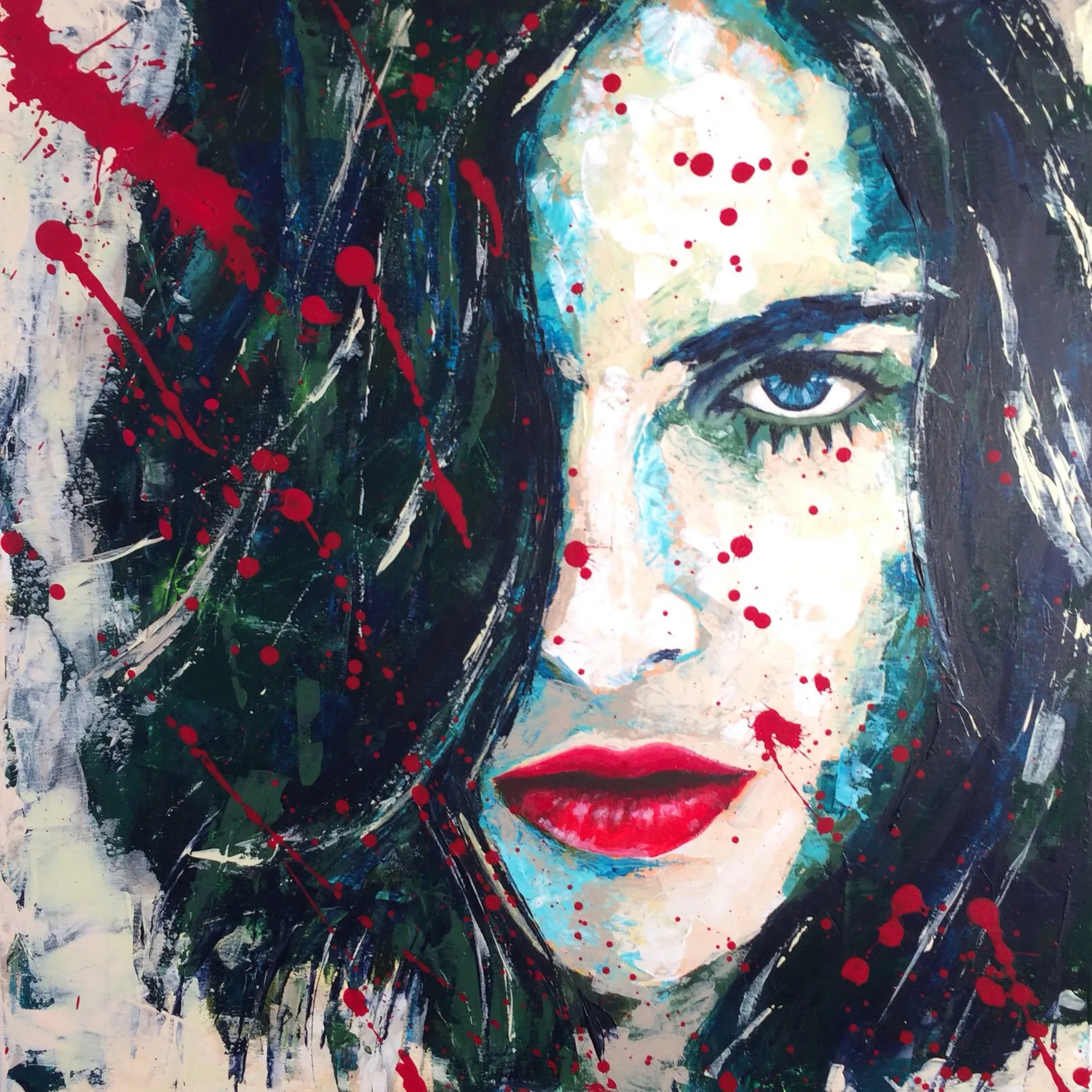 Portrait féminin acrylique au teint bleu-vert, lèvres rouges, éclaboussures de gouttes rouges