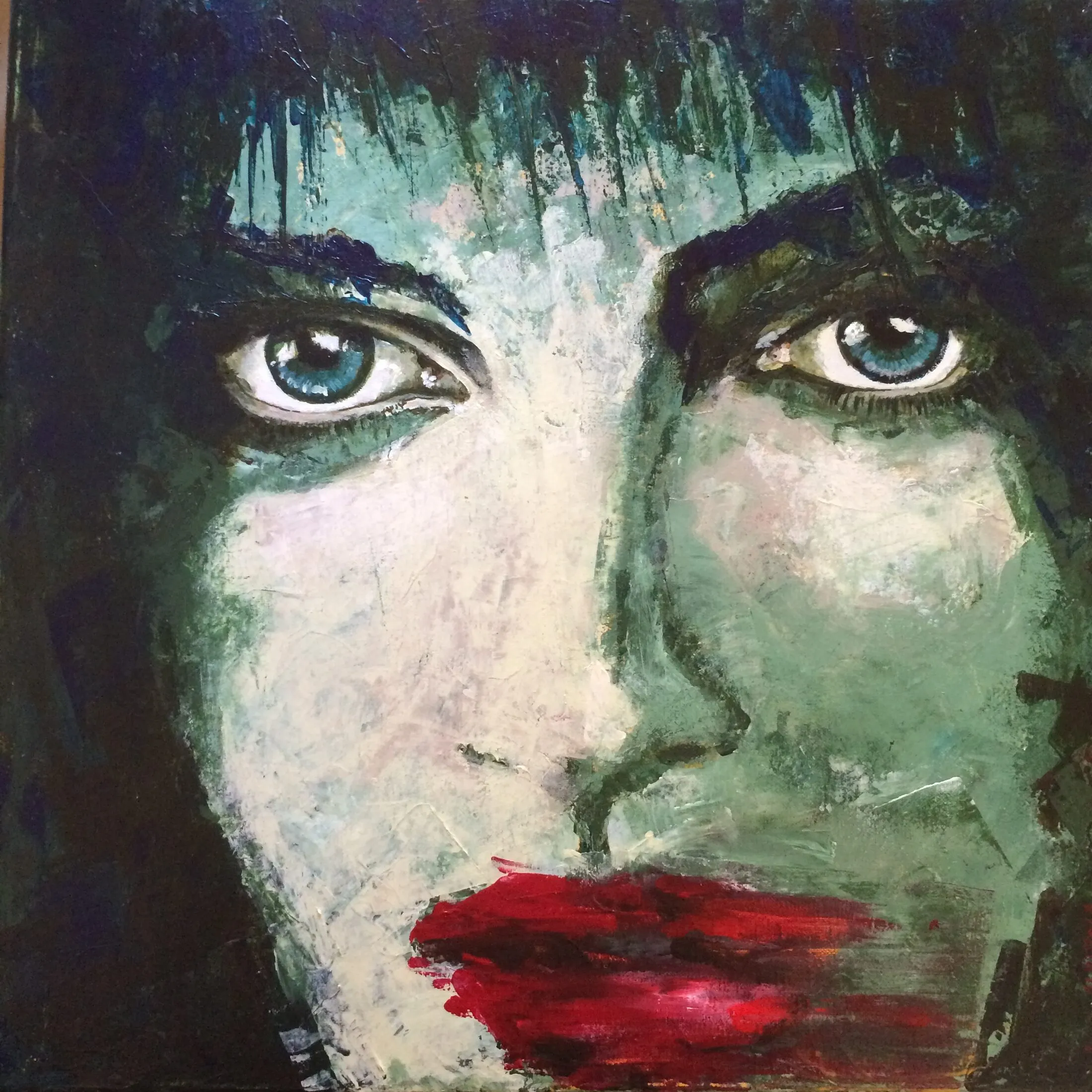 Portrait acrylique d'un visage vert-de-gris aux yeux bleus intenses et lèvres rouges