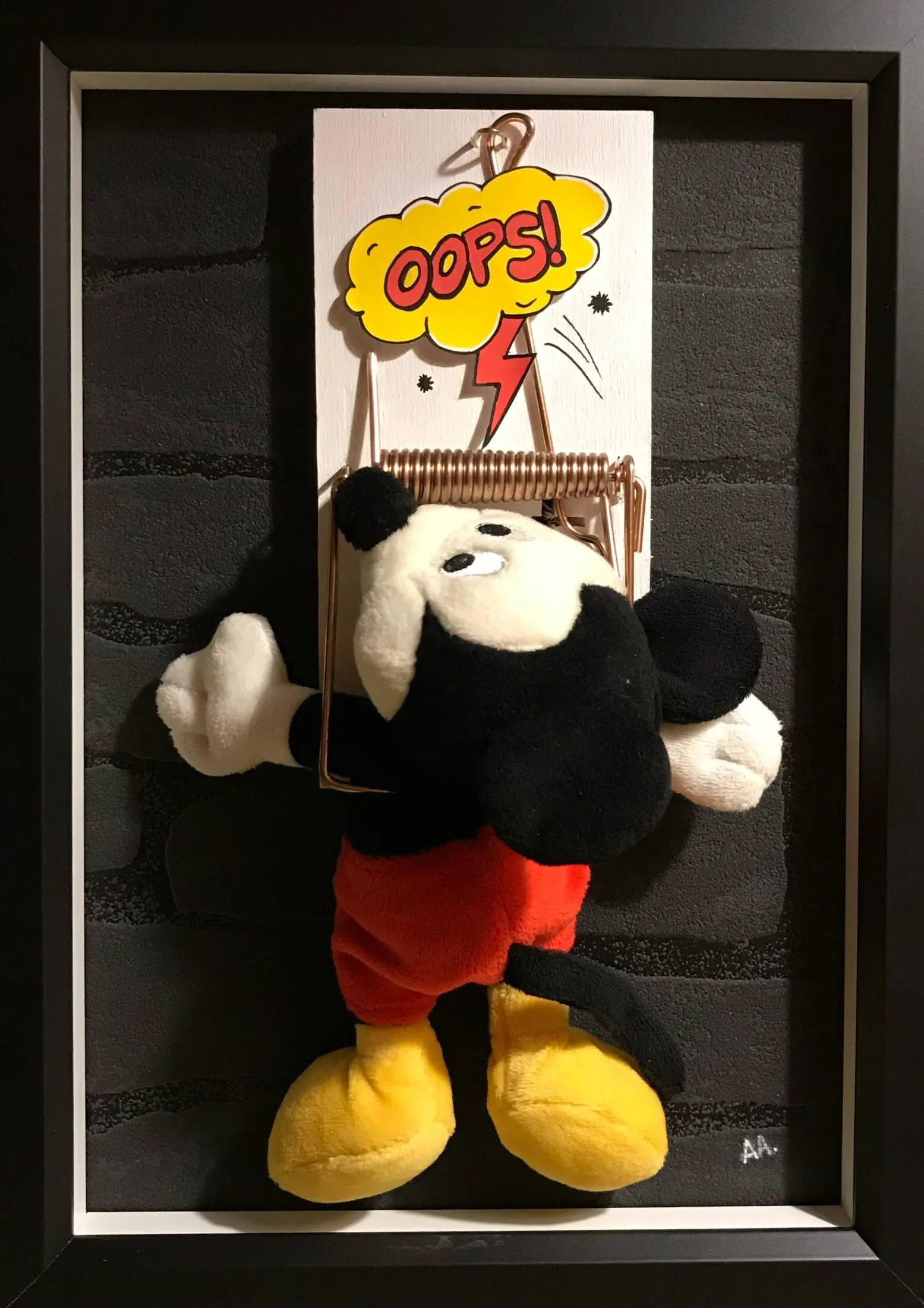 Peluche Mickey prise dans une tapette à souris, sous cadre